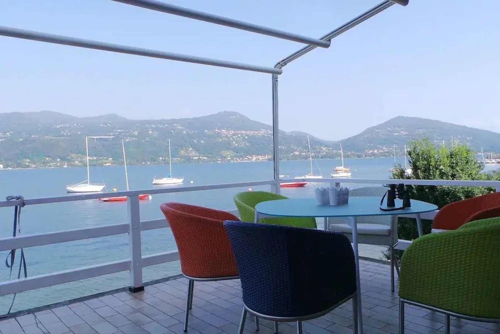 Contemporary Lakeside Villa Enjoying Direct Lake Access, Wifi, BBQ, Near Restaurant and Shop