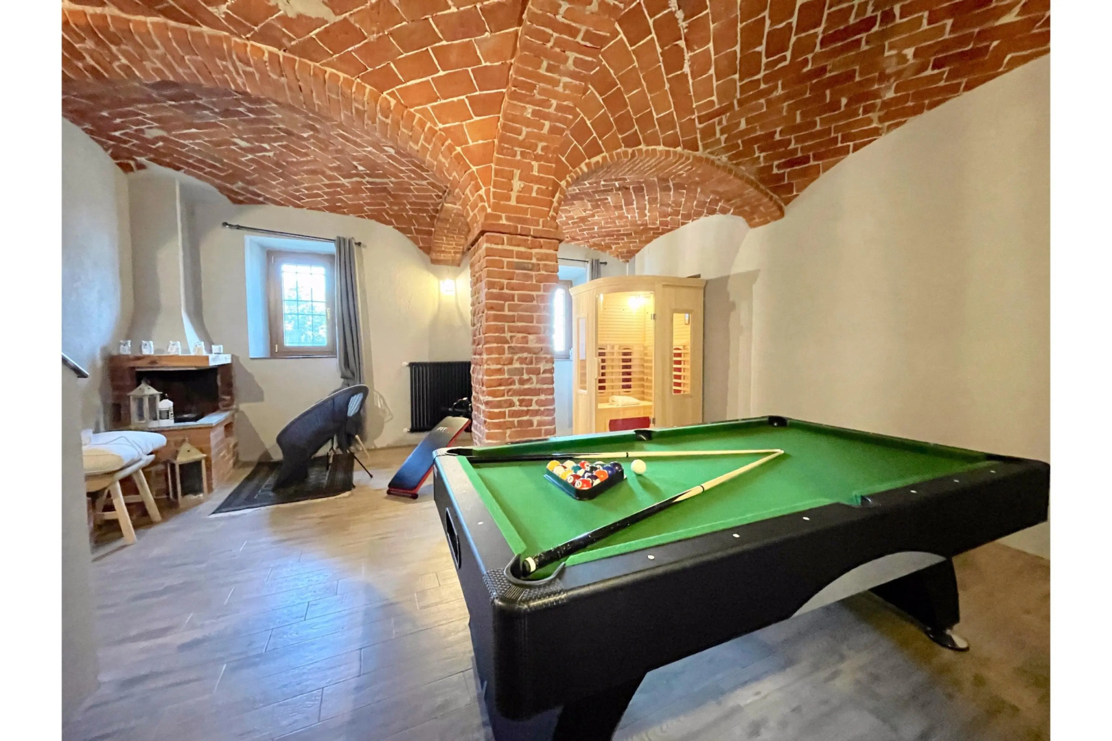 Cascina Liebe with sauna among vineyards