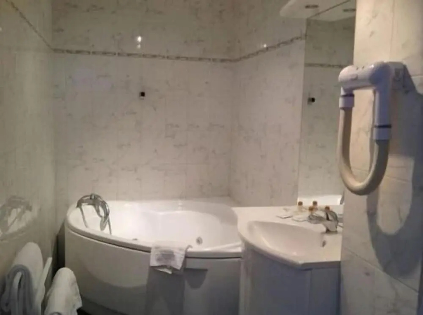 Hotel Mervil Airport