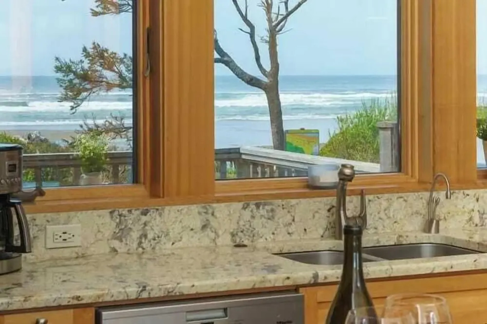 The Castle Rock Estate by Avantstay Steps From Arch Cape Beach w/ Hot Tub & Sauna