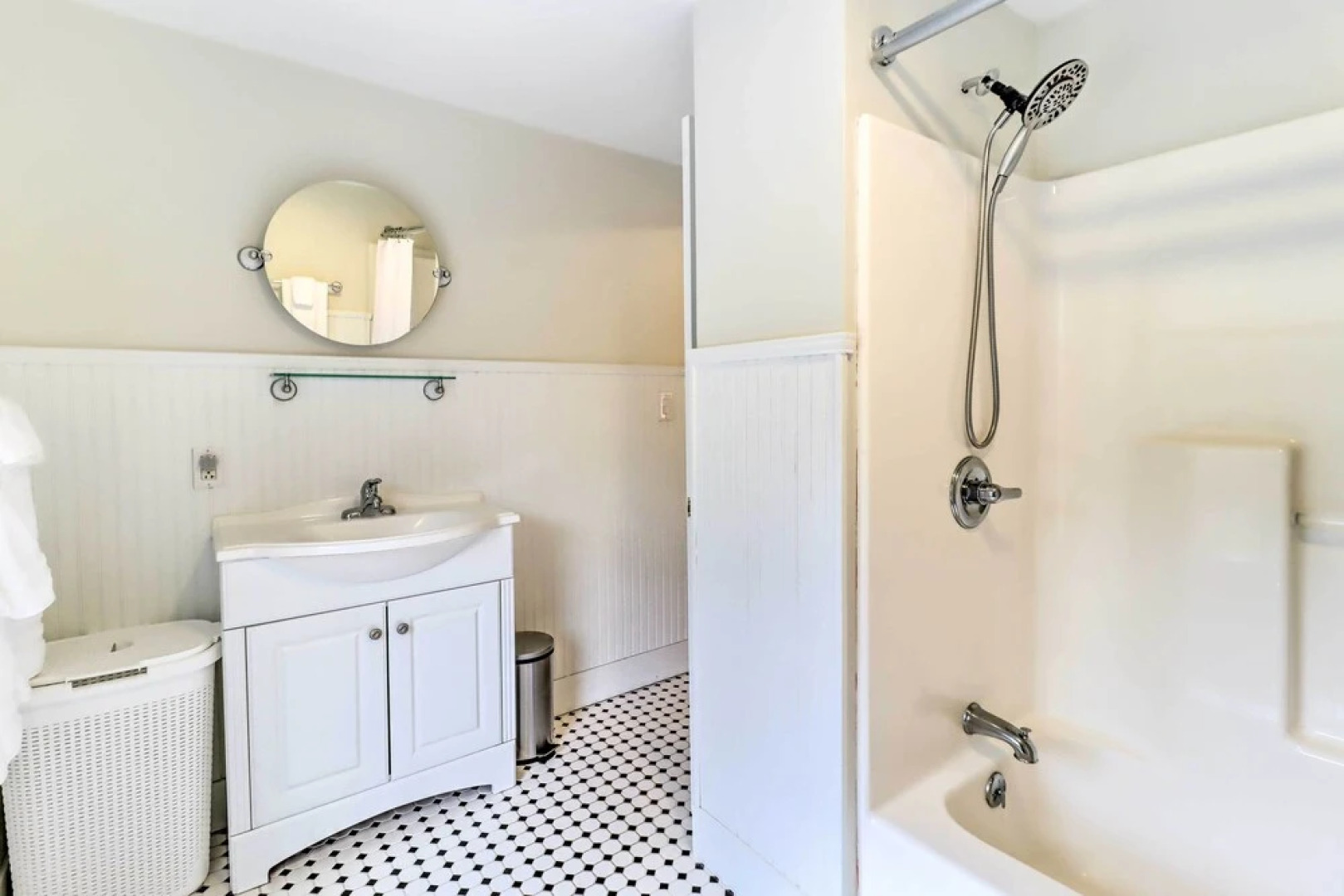 Blakeslee Home w/ Private Hot Tub, 5 Mi to Skiing!