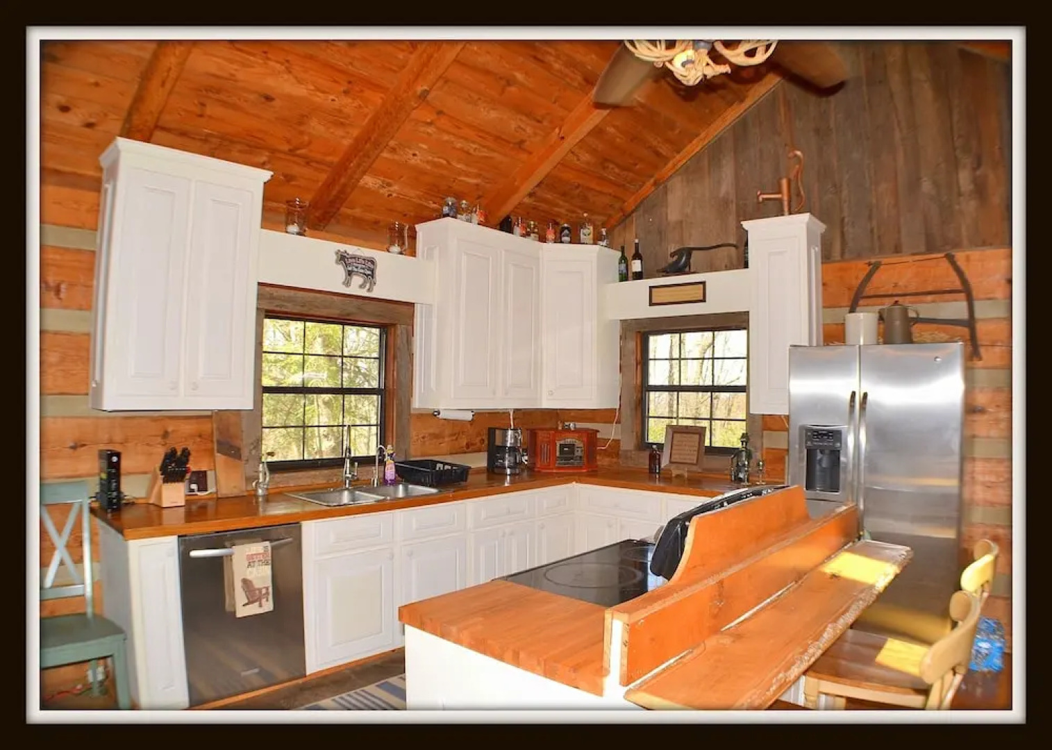 Logged Inn - 3 Br cabin by RedAwning