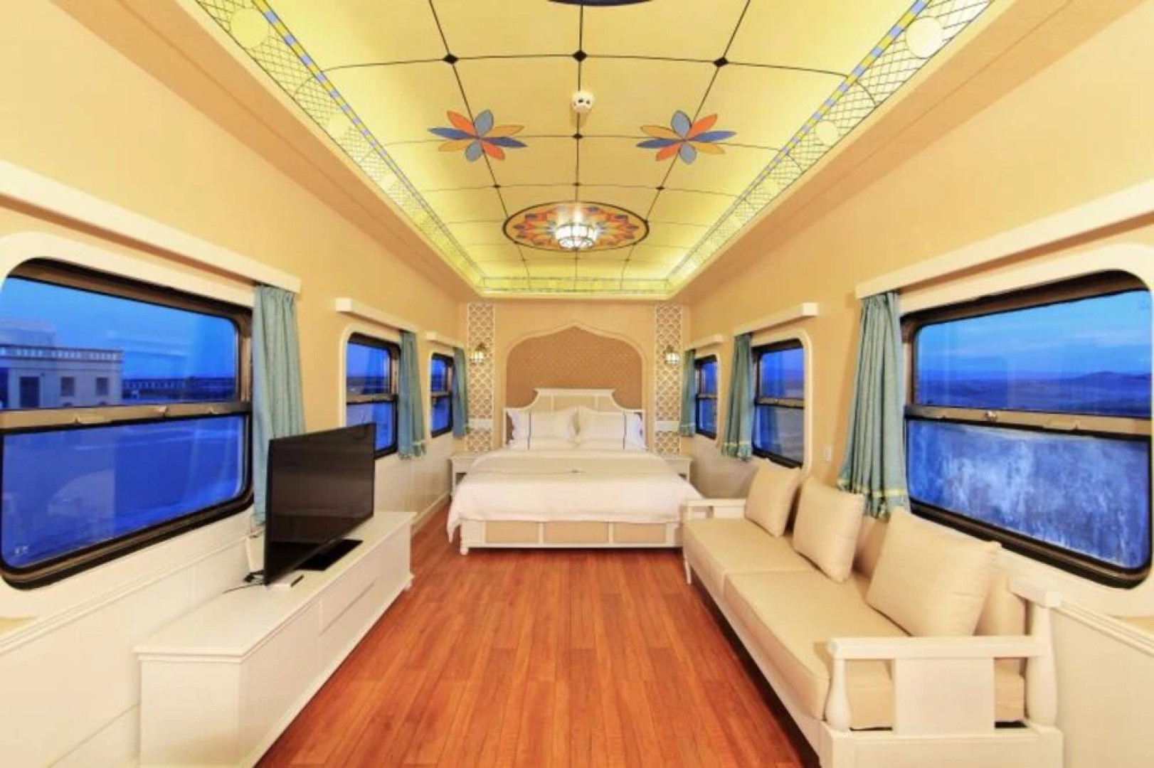 Jin Sha Hai Train Hotel