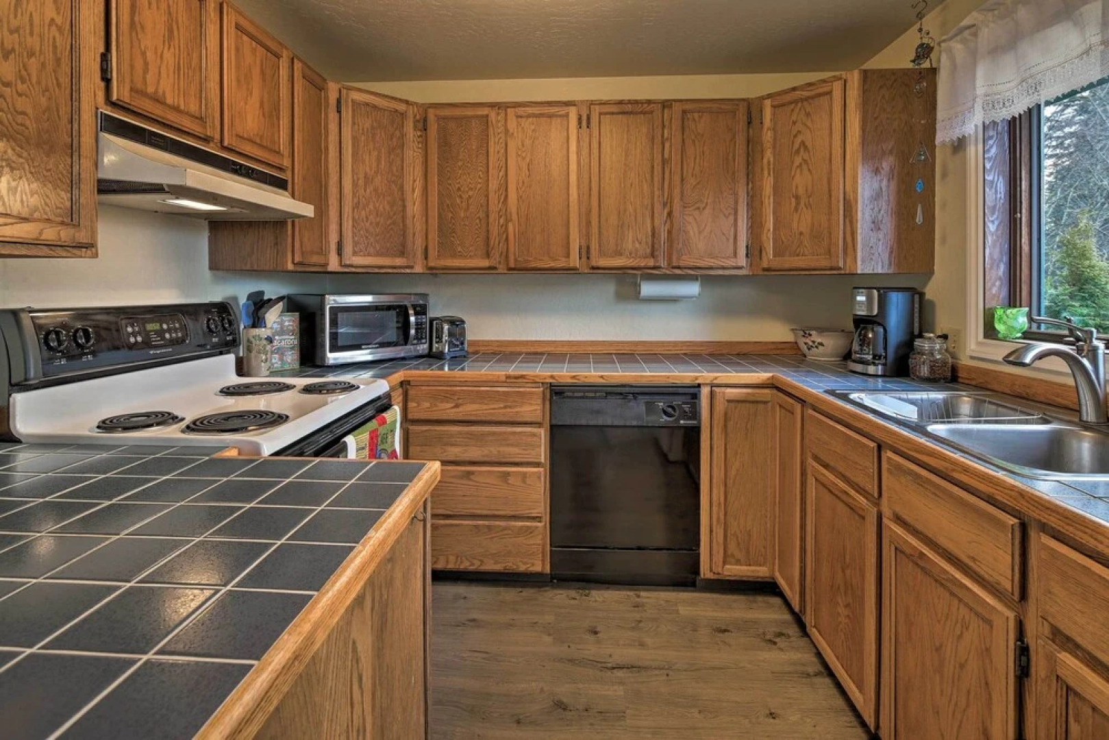 Cozy Retreat w/ Fire Pit - Near Mendenhall Glacier