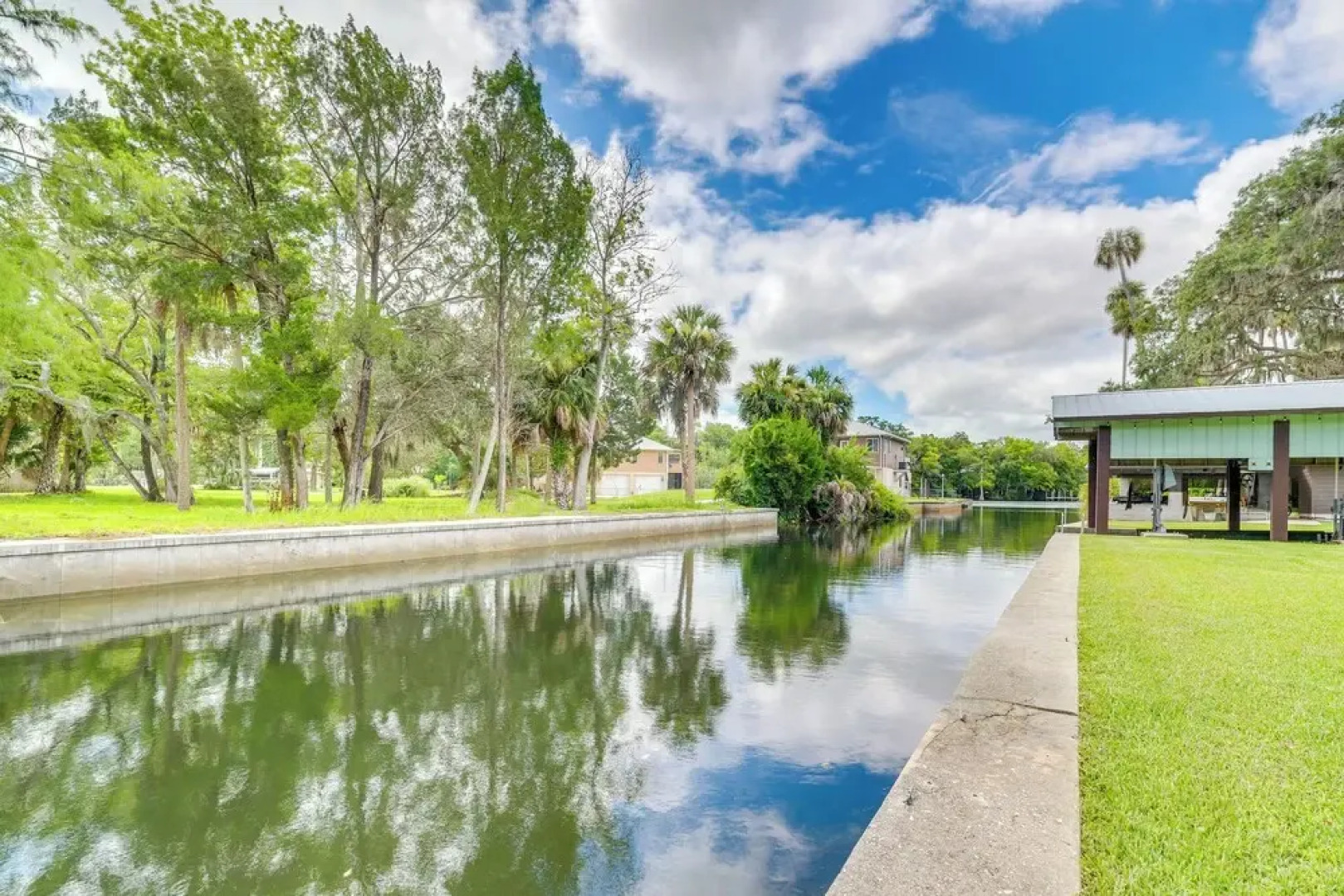 Sunny Home in Yankeetown w/ Lanai & Backyard!