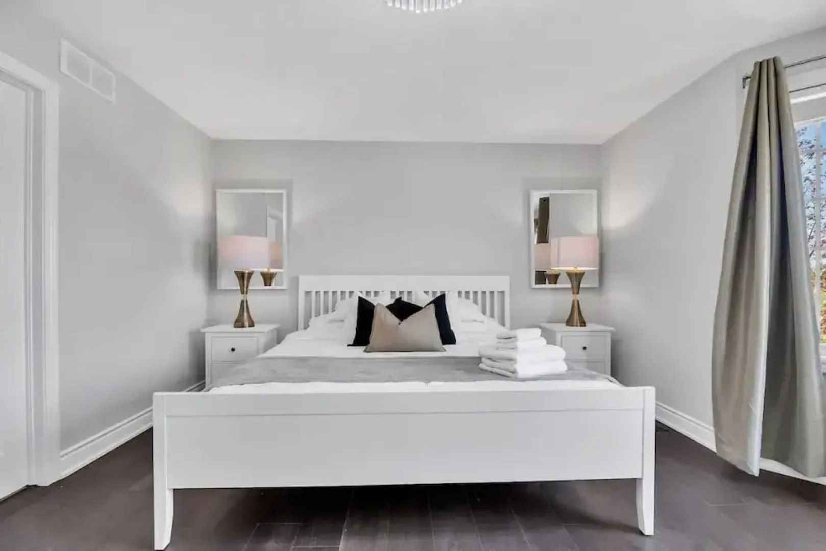 High-ceiling Home Relaxing Patio in Waterloo