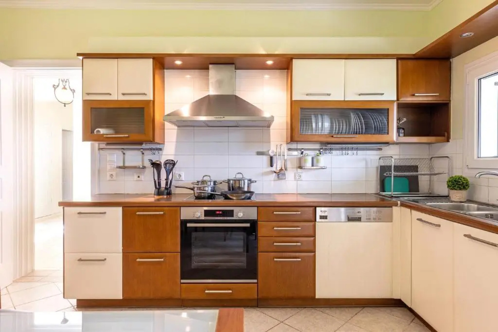 Spyrelia 4BD Villa with 2BD Guesthouse by Konnect, Private Pool & Outdoor Jacuzzi included