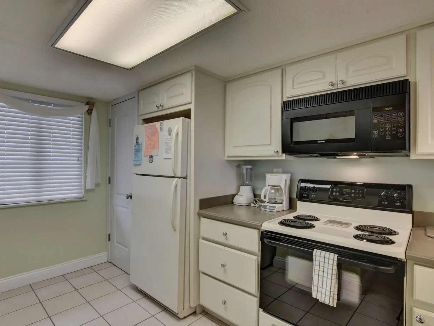 Commodore 107 1st Floor Walk Out to the Beach from Your Patio by RedAw