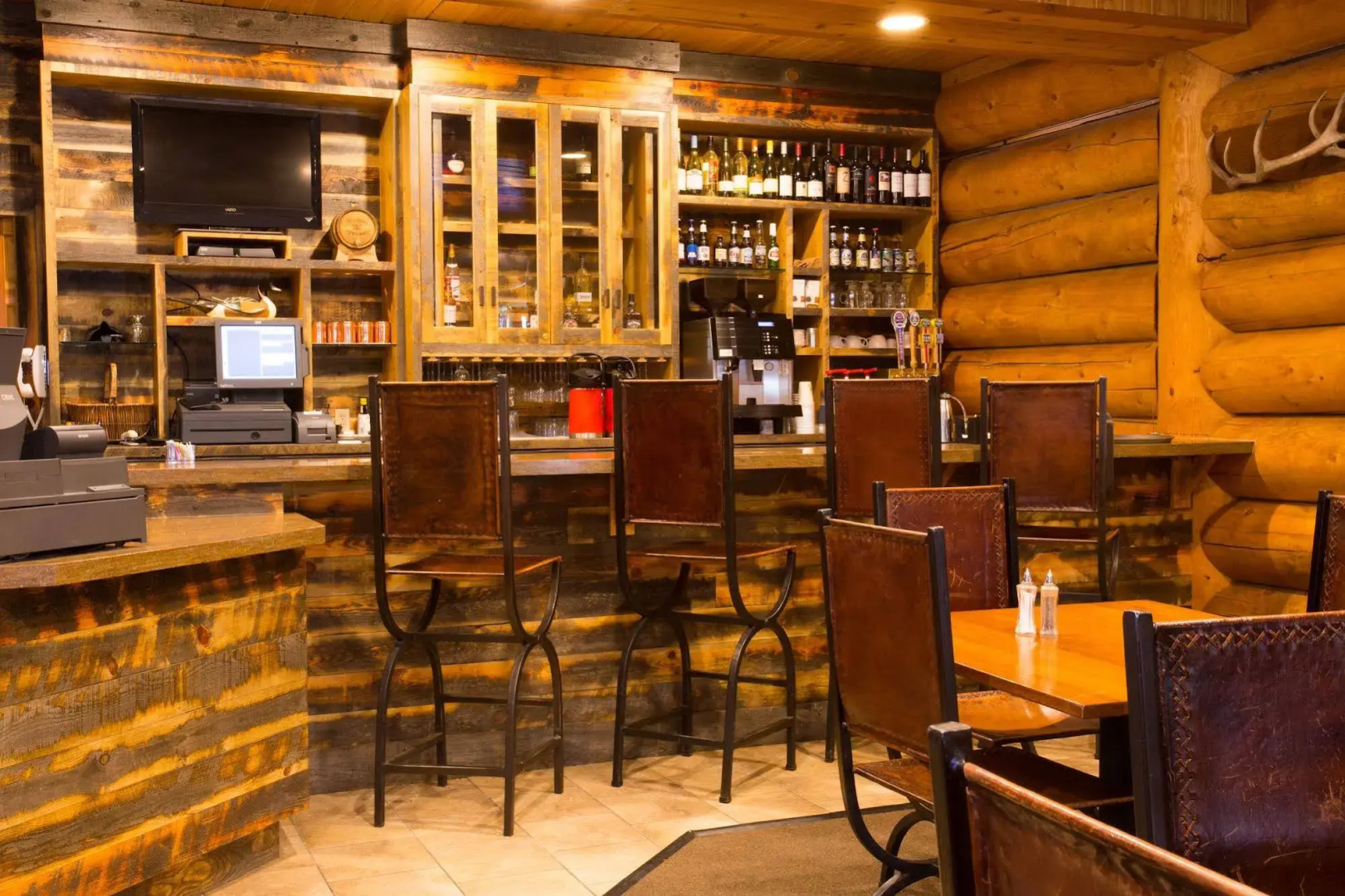 Headwaters Lodge & Cabins at Flagg Ranch
