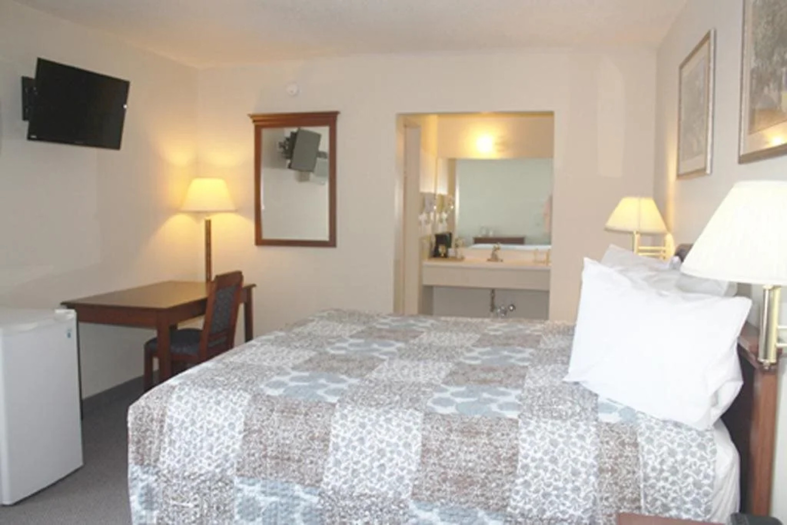 Main Street Lodge and Suites