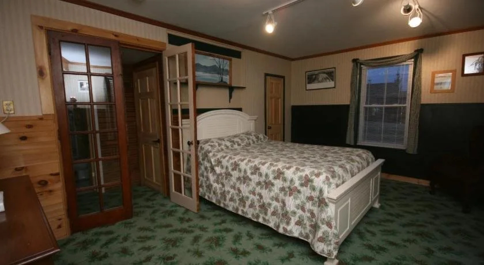 Spruce Lodge Bed & Breakfast & Guest Cottage