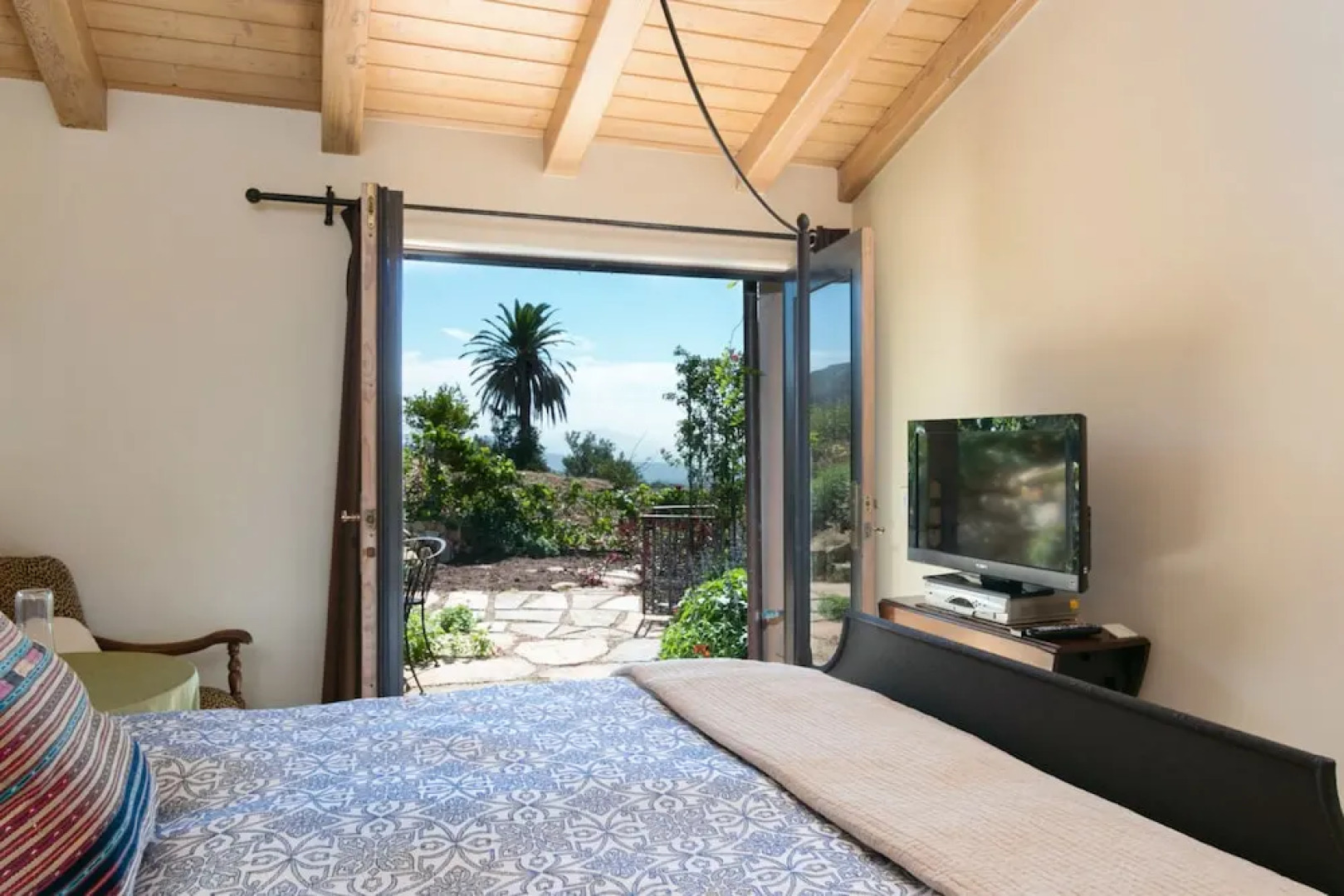 Lush Mountain Drive Home 3 Bedrooms 2.5 Bathrooms Home