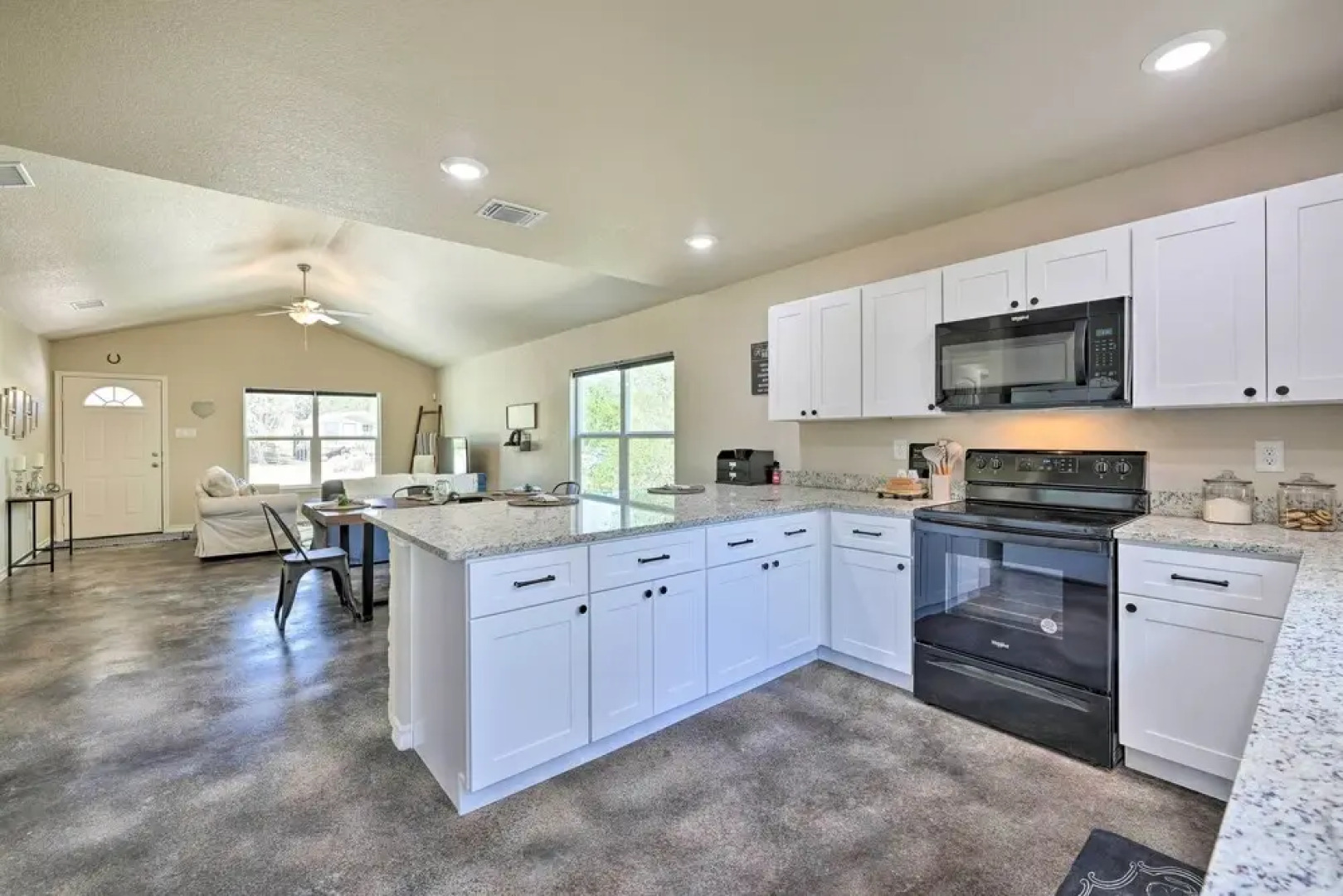 Canyon Lake Home ~ 1 Mi to Golfing & Swimming