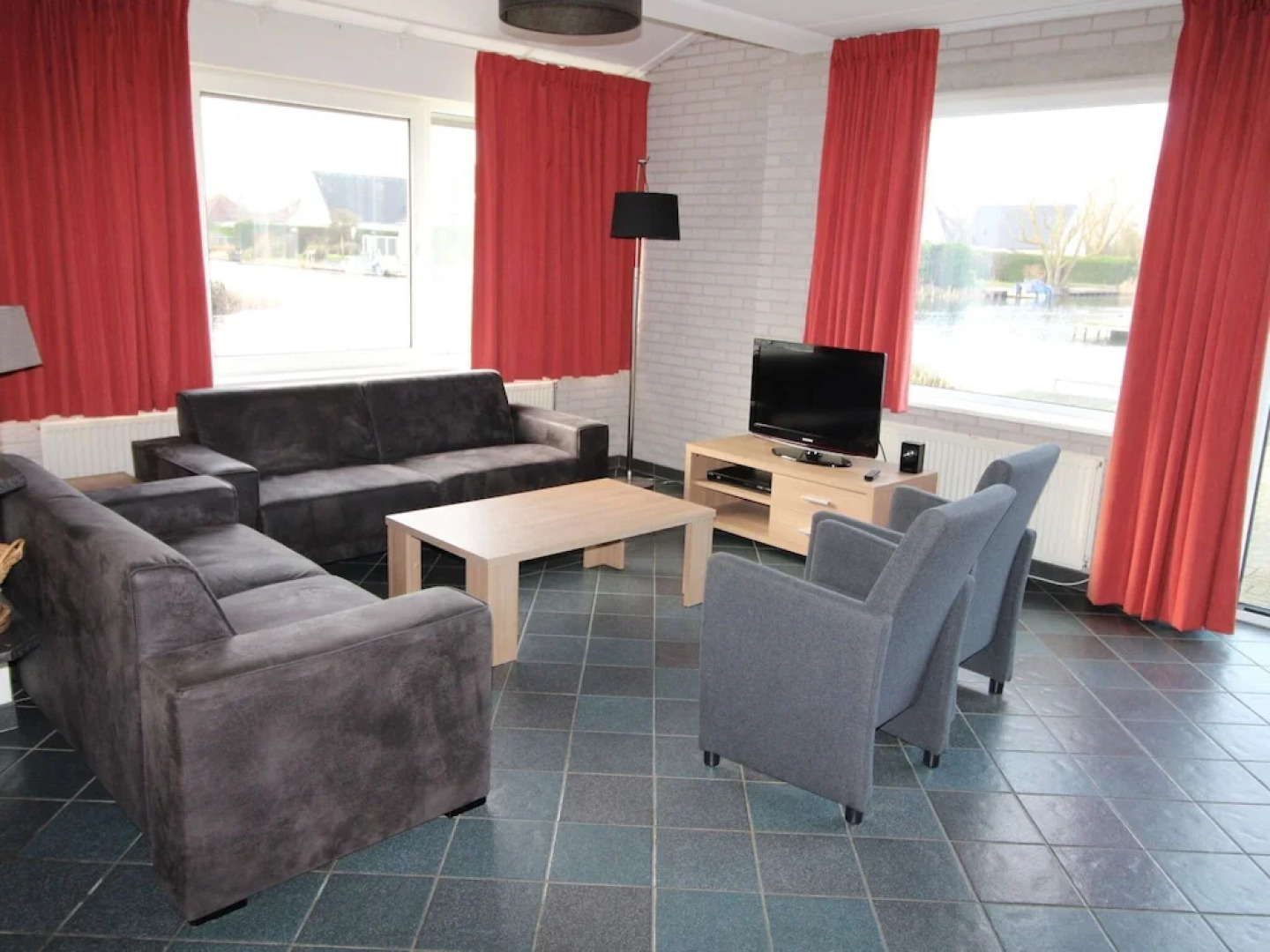 Tidy Bungalow With Dishwasher, Close to the Water