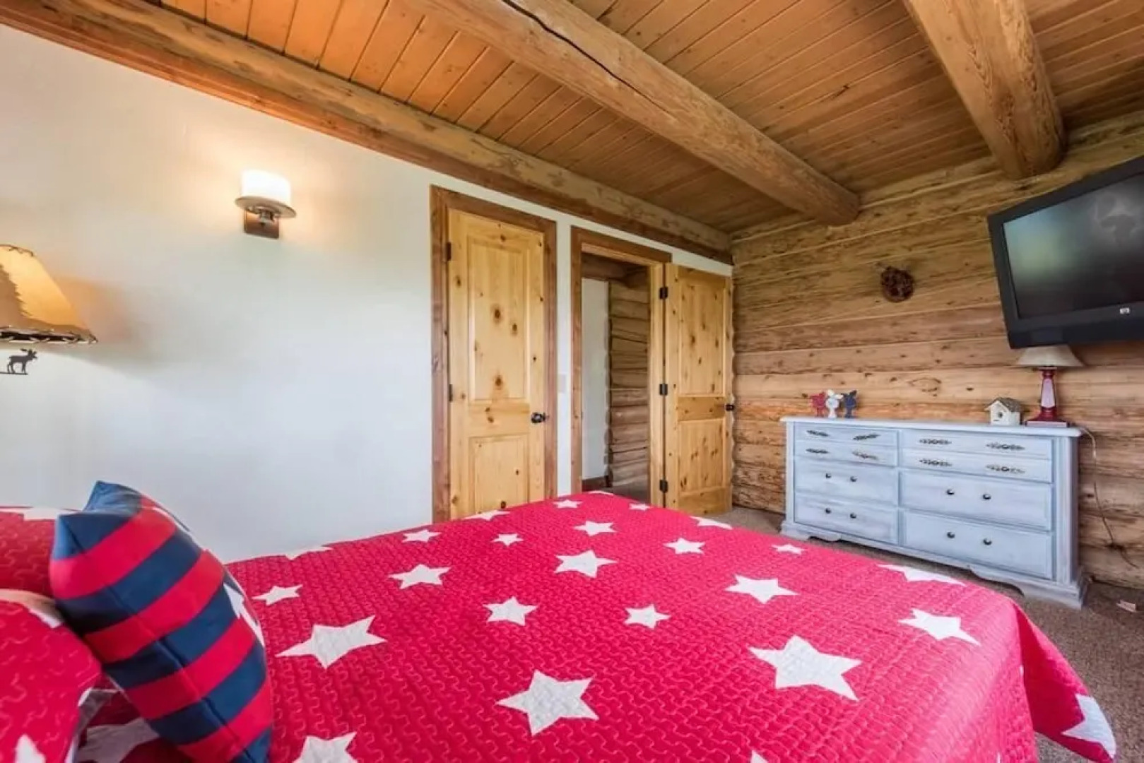 The Two Moose Inn - Luxury Log Cabin for Families!