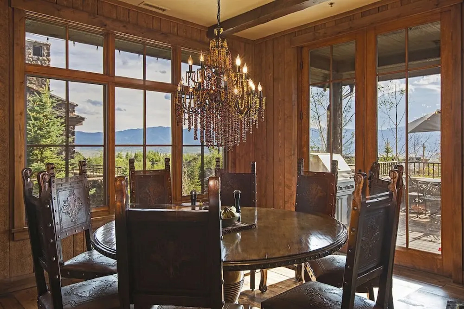 4BR Luxury Ranch Cabin by RedAwning