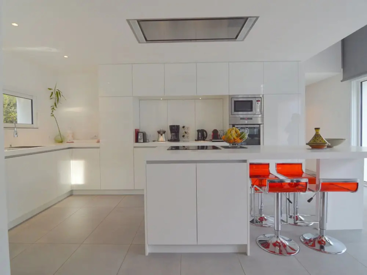 Villa With High-end Kitchen, Jacuzzi & Pool in Longeville sur mer