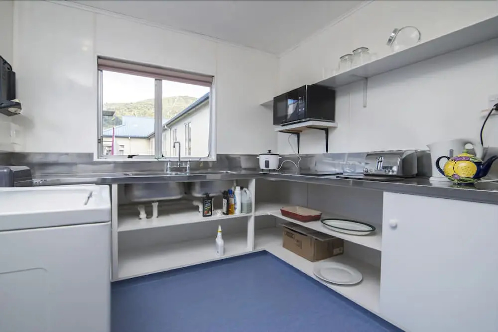 Piwaka Lodge and Backpackers