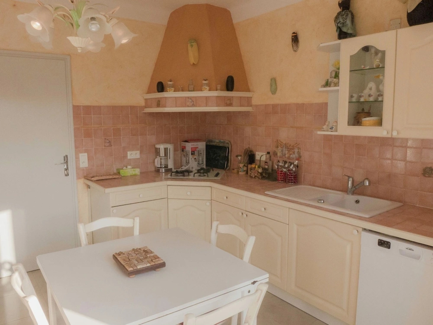 Attractive Villa in Roquemaure With Swimming Pool