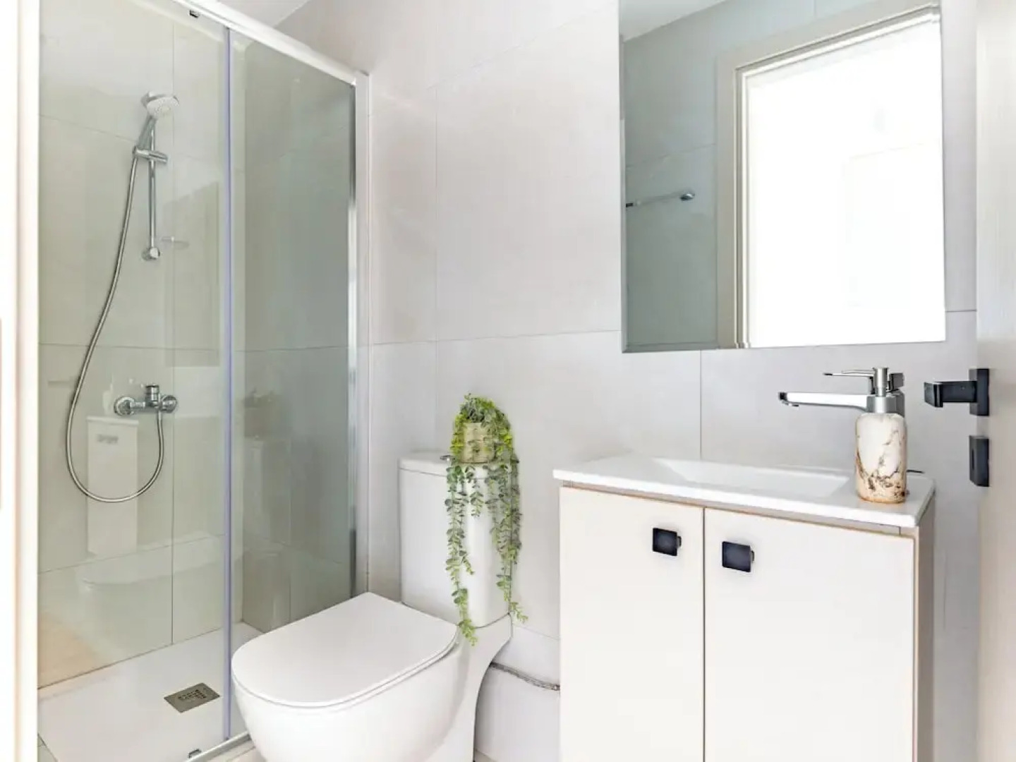 Sanders Only - Enchanting Studio With Balcony