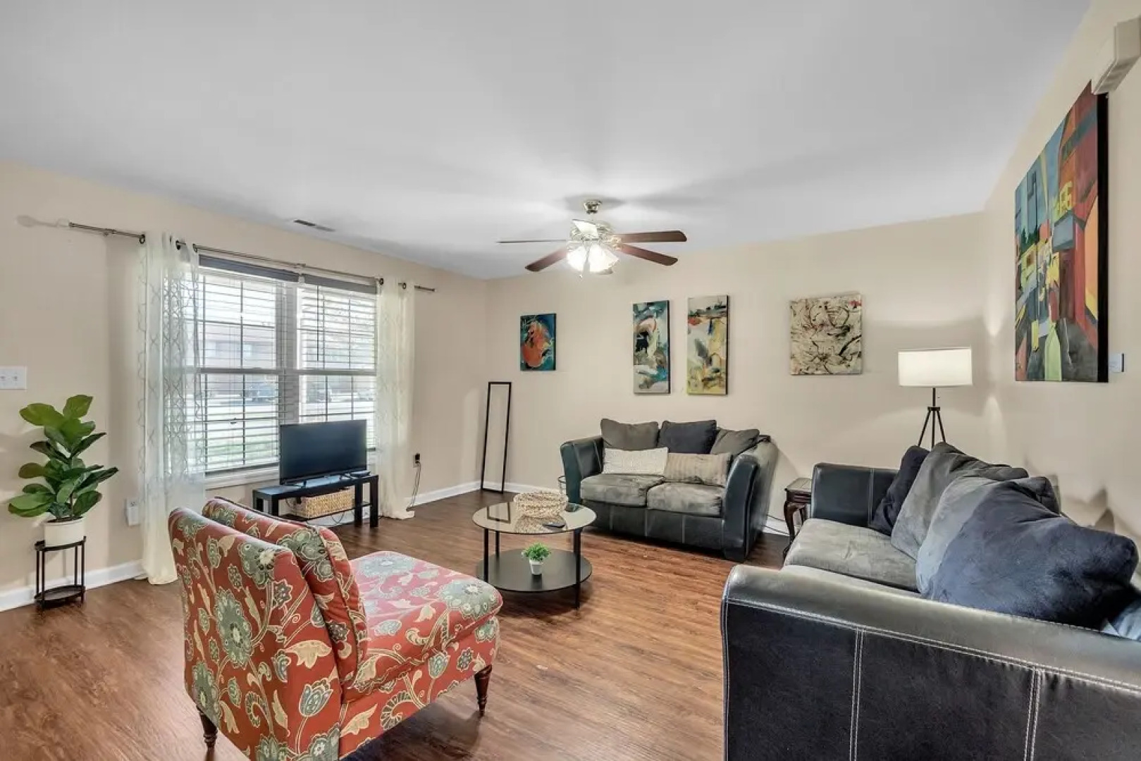 Have The Best Stay At Our Modern Art Gallery Home 3 Bedroom Home by Redawning