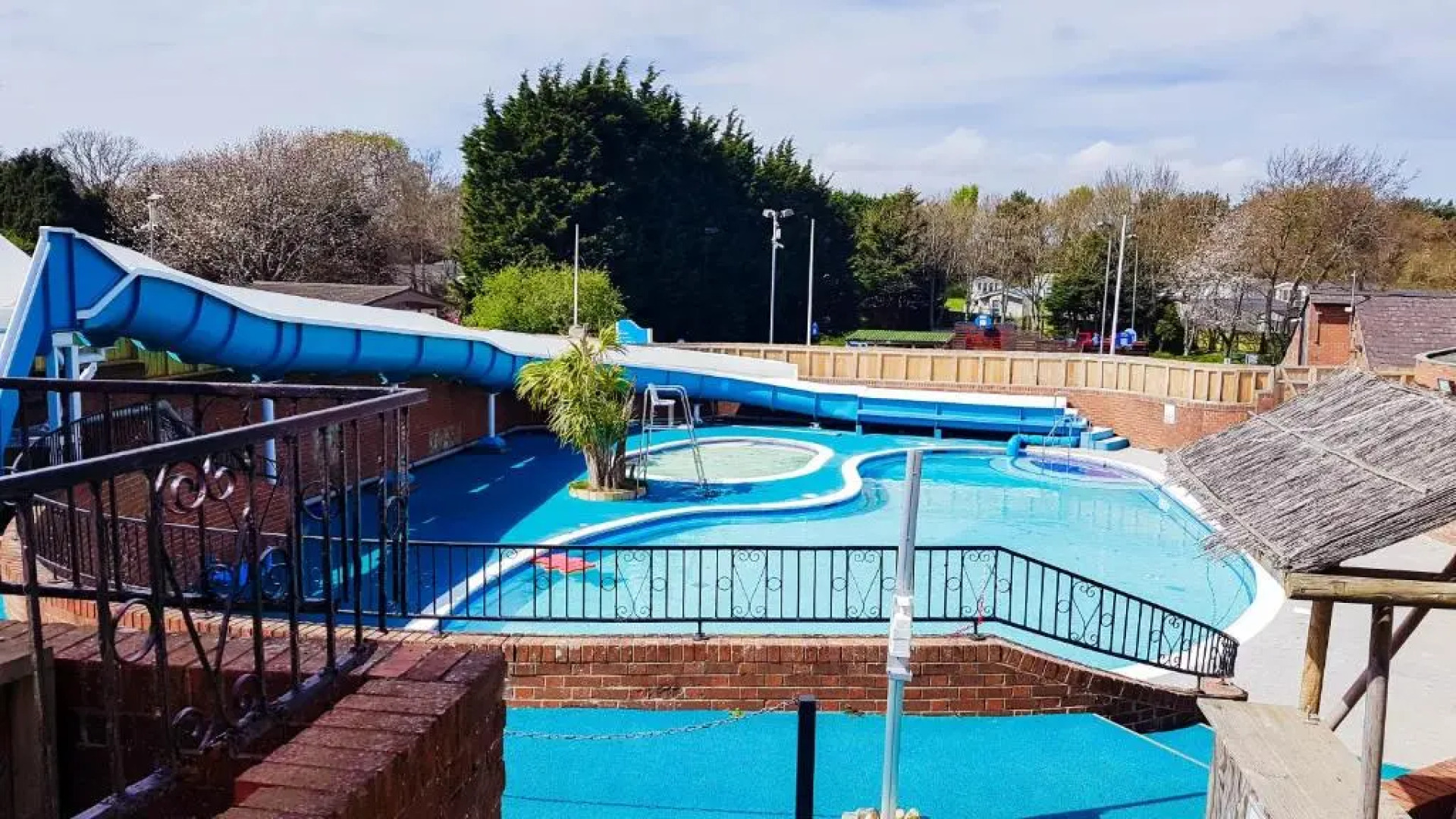 3 Bedroom Caravan with On-Site Pool, Island View 6