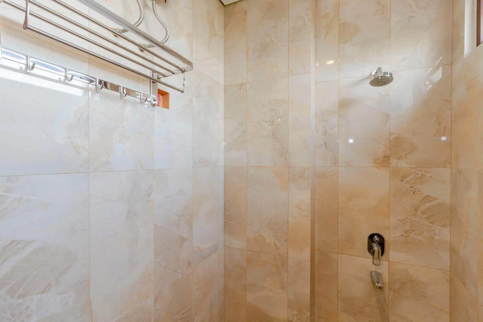 RedDoorz Plus @ CBD Bintaro