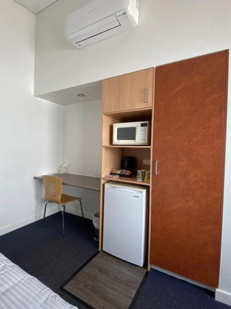 Country Roads Motor Inn