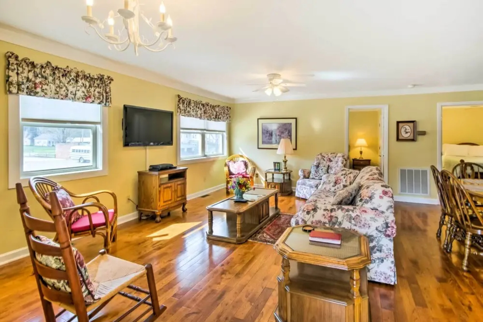 Damascus Apt w/ Views, Walk to Shops + Parks!