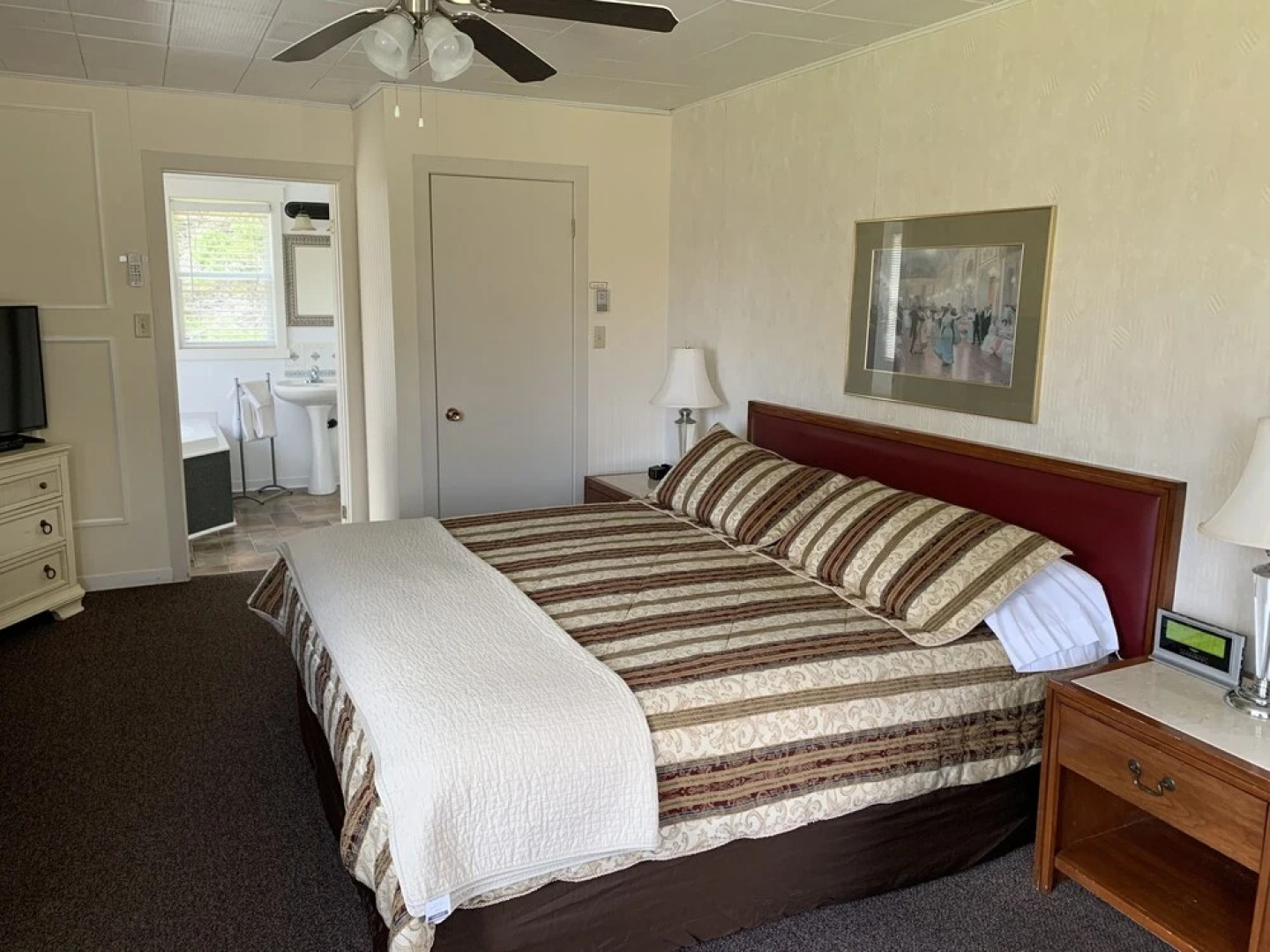 The Lionstone Inn Motel and Cottages