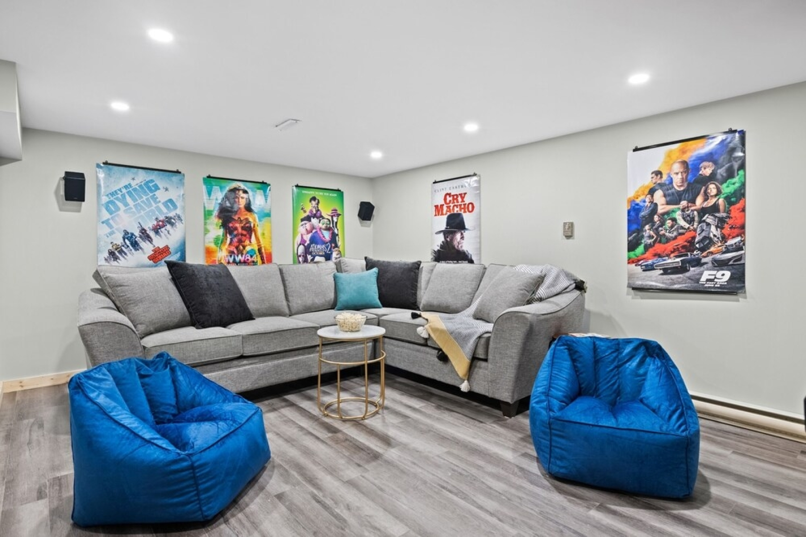 SPACIOUS 3,000 sq2 Luxury Home | PRIVATE Pool & Hot Tub | STEPS to Kinsmen Beach