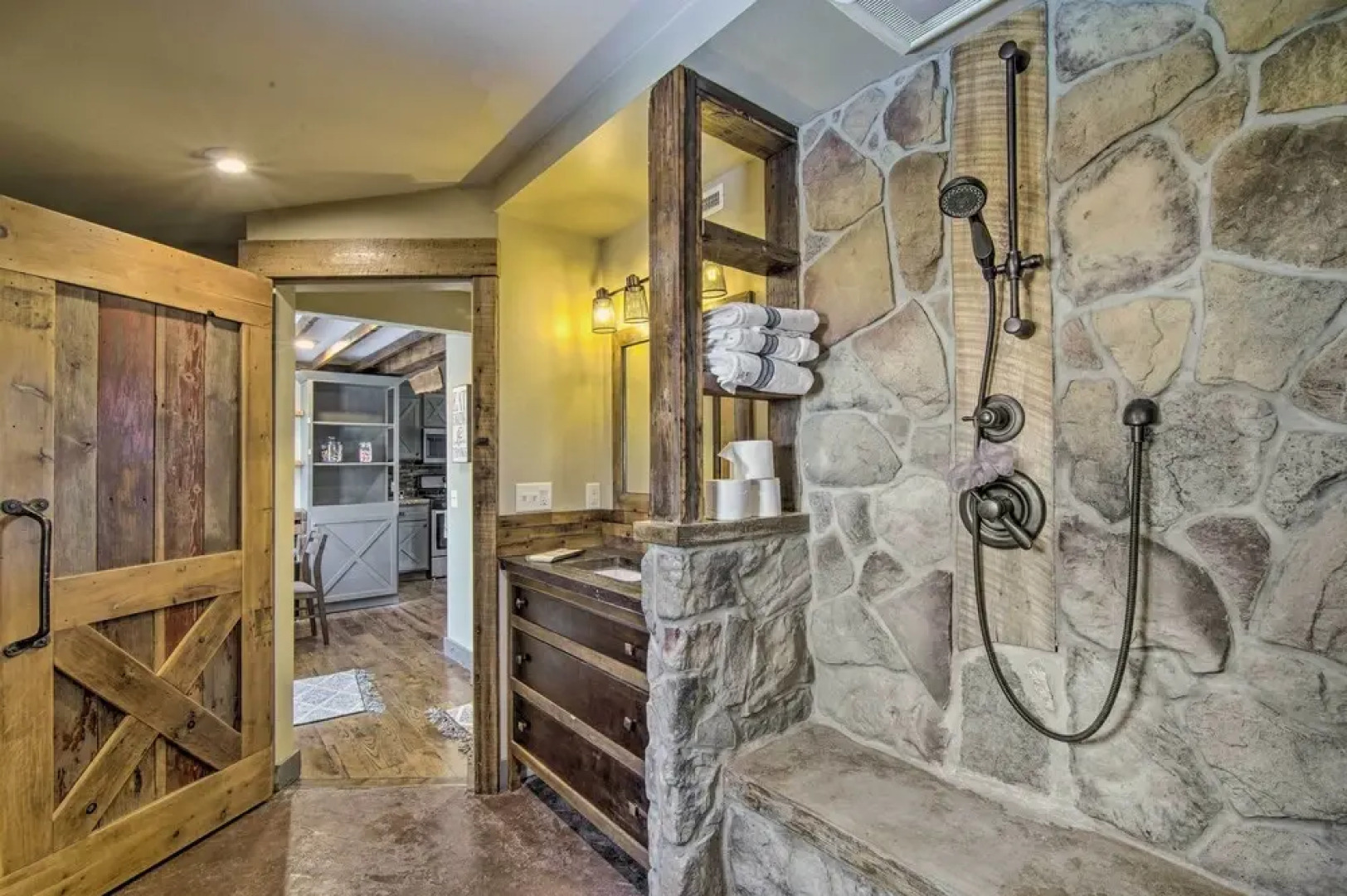 Charming Retreat - Walk to Lake Koshkonong!