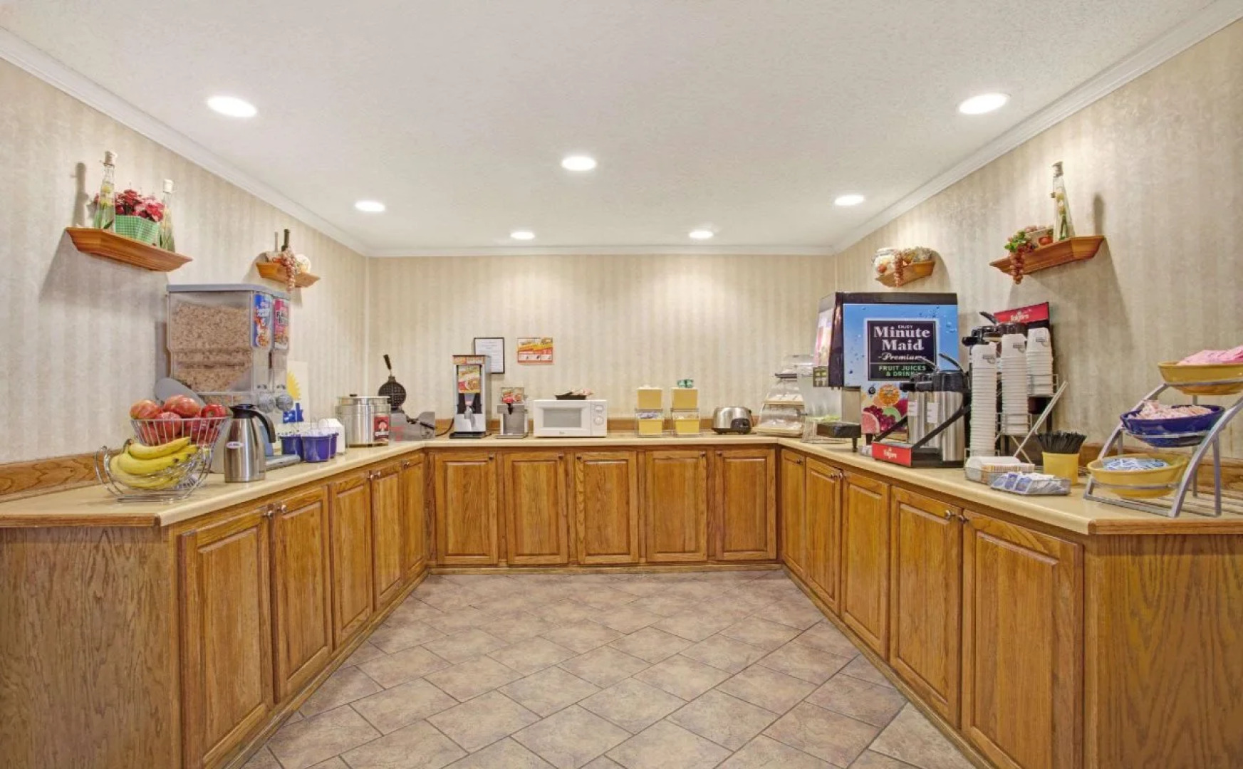 Days Inn & Suites by Wyndham Collierville Germantown Area