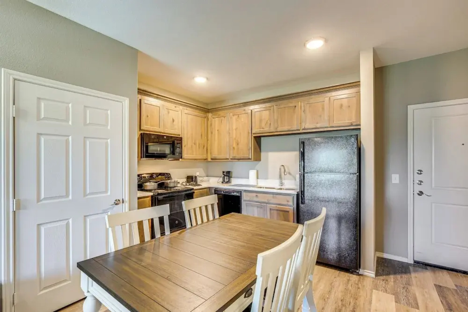 Close to Lakes, Parks & Winery: Bonham Apt