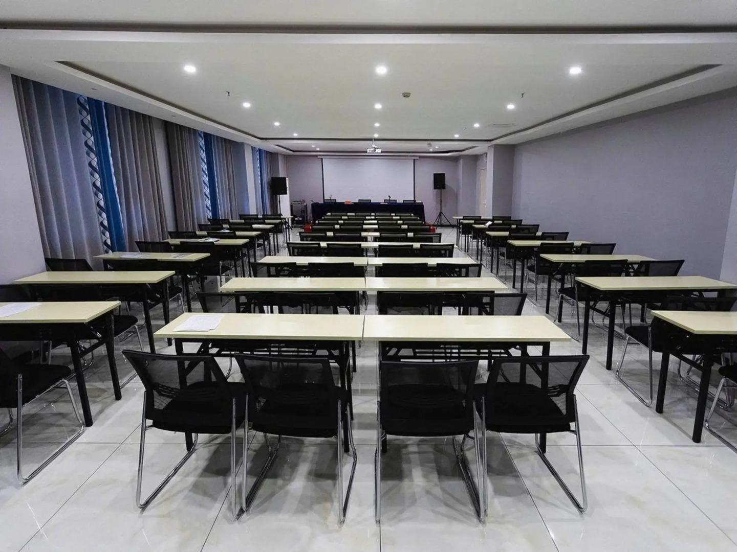 Super 8 Premier Hotel (Tumushuke City Government Branch)