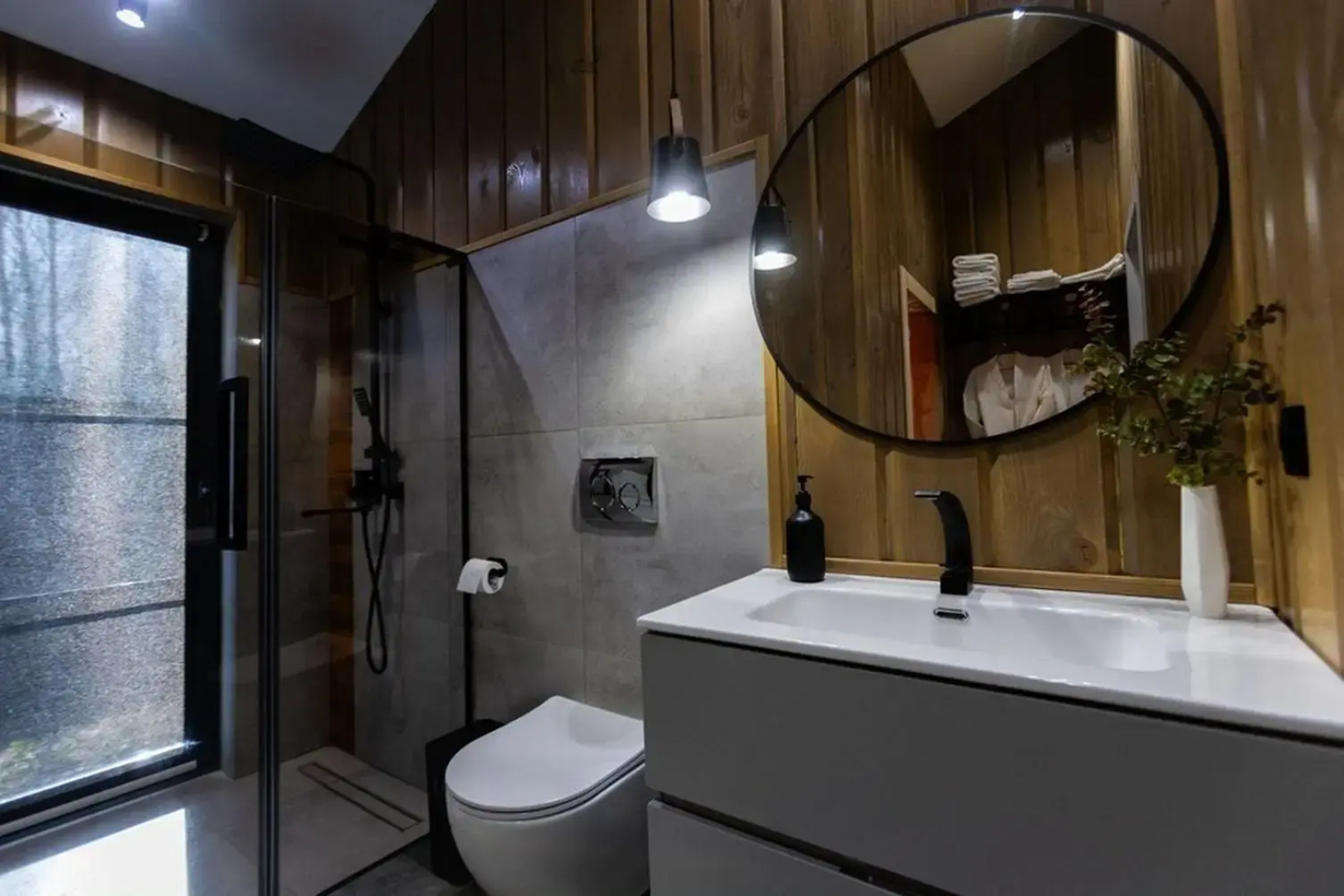 Пaноpaмный дом в хвойнoм лесу с сaуной