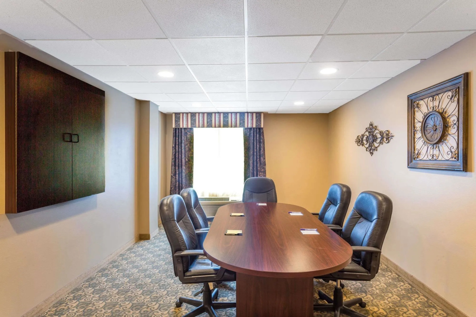 Saffron Inn & Suites