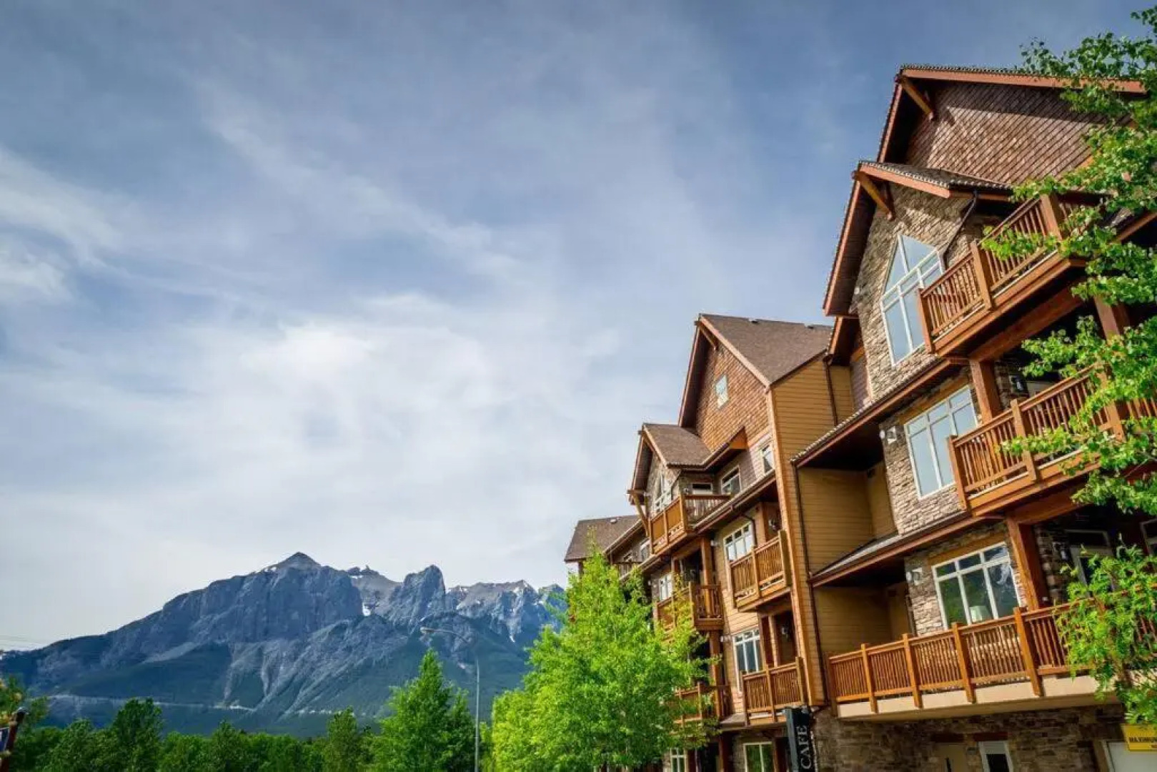 Spacious 3BR 2BA Penthouse with Mountain Views