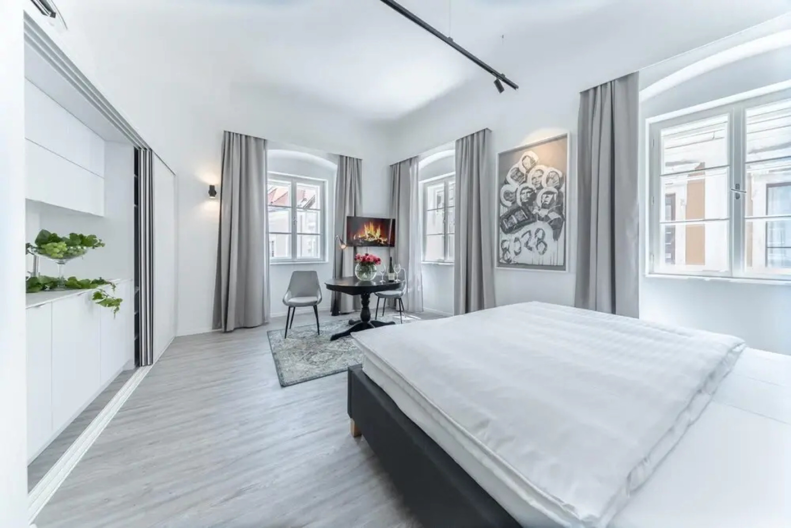 Deluxe Studio Art Collection With King Bed View and Air Conditioning