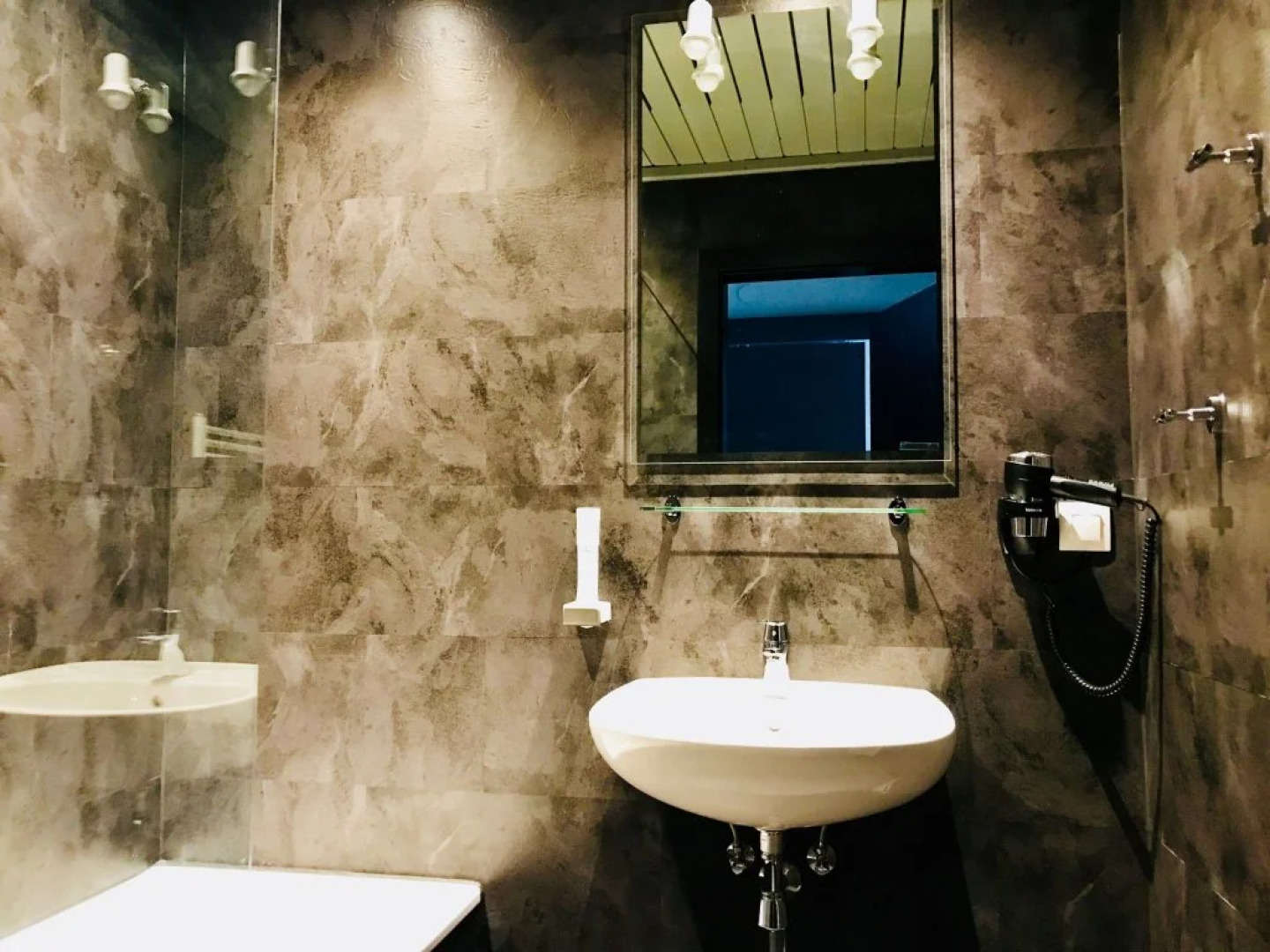 Basekamp Mountain Budget Hotel