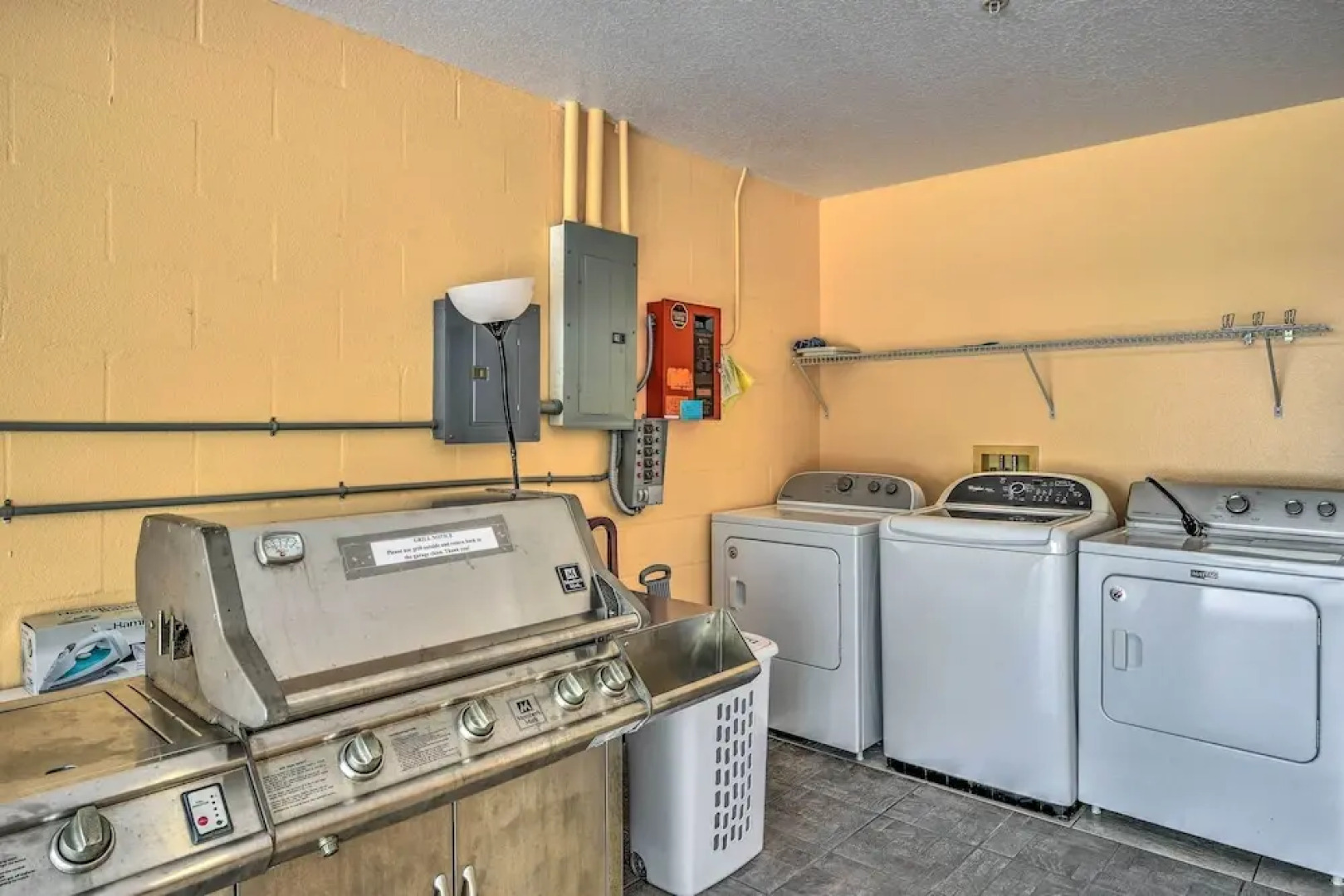 Cozy Coastal Retreat w/ Grill < 5 Mi to Beach