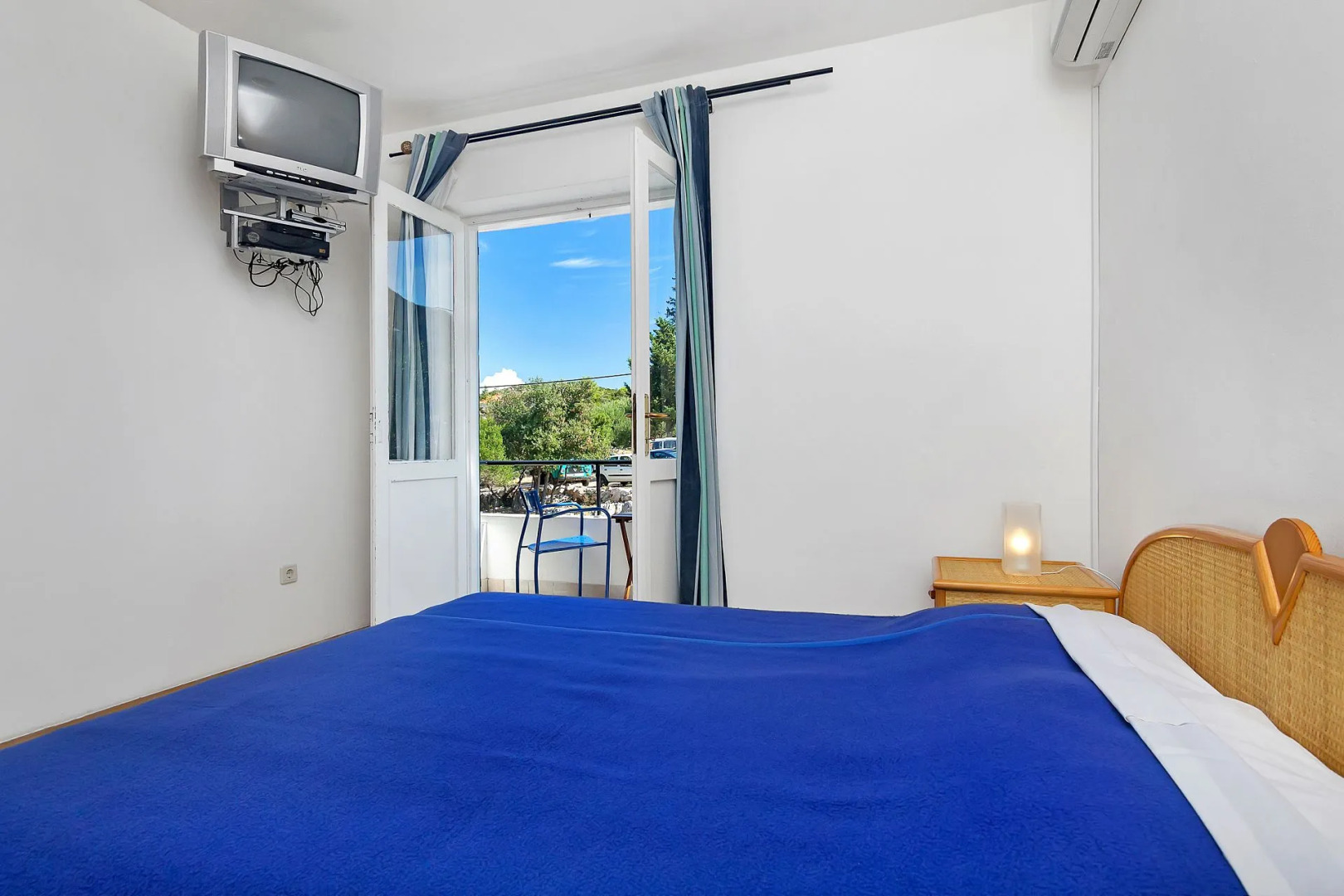 Room Ana - 5 m from beach: R11-24 Cove Pokrivenik, Island Hvar