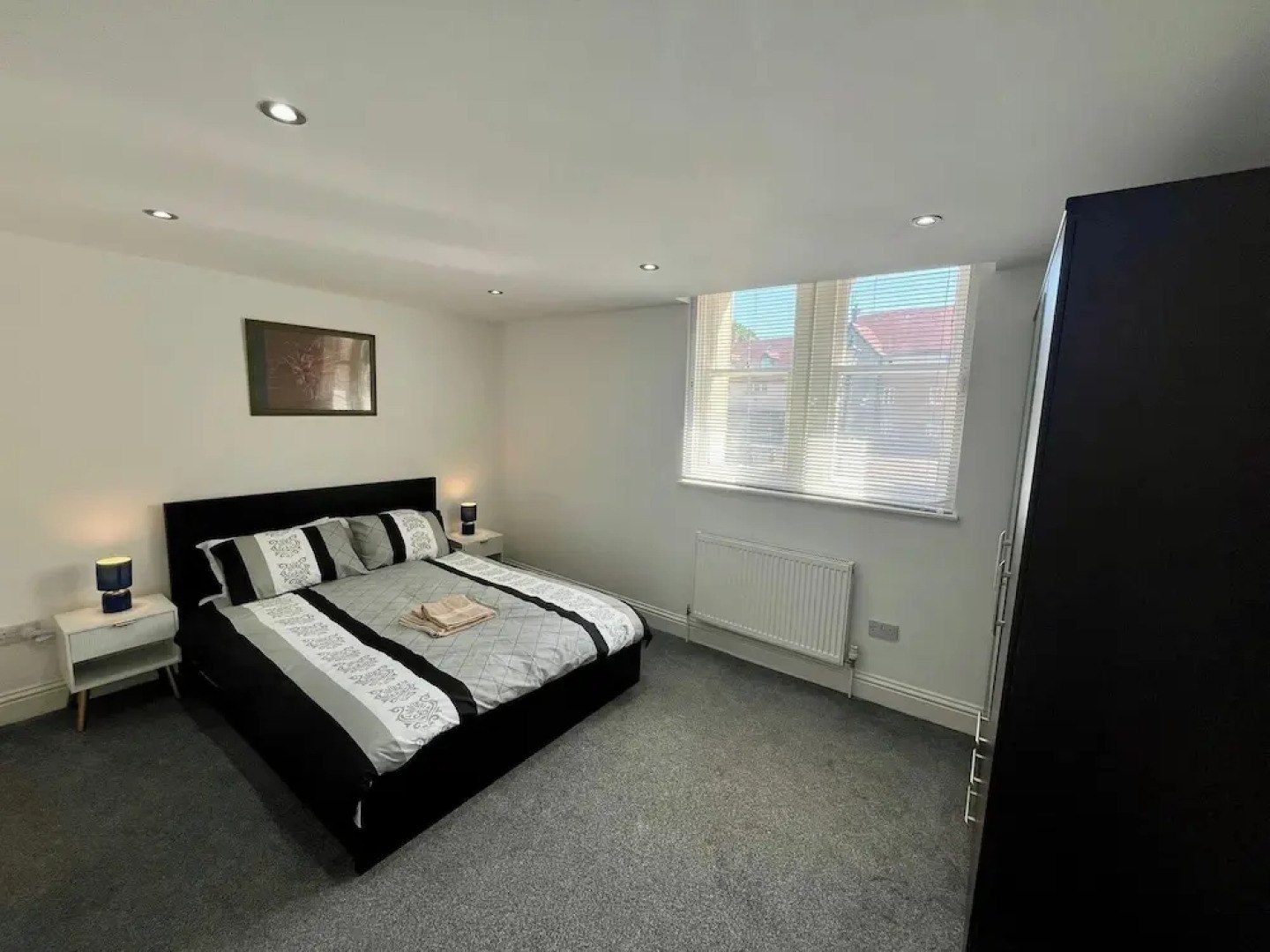 Spacious 4-bed House - Sleeps 11, Garden & Parking