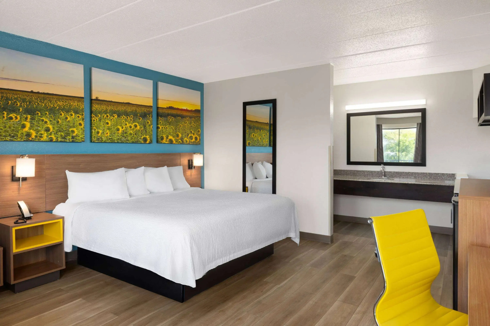 Days Inn & Suites by Wyndham Indianapolis Airport East