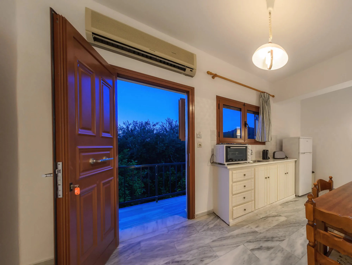 Kiki Studios & Apartments