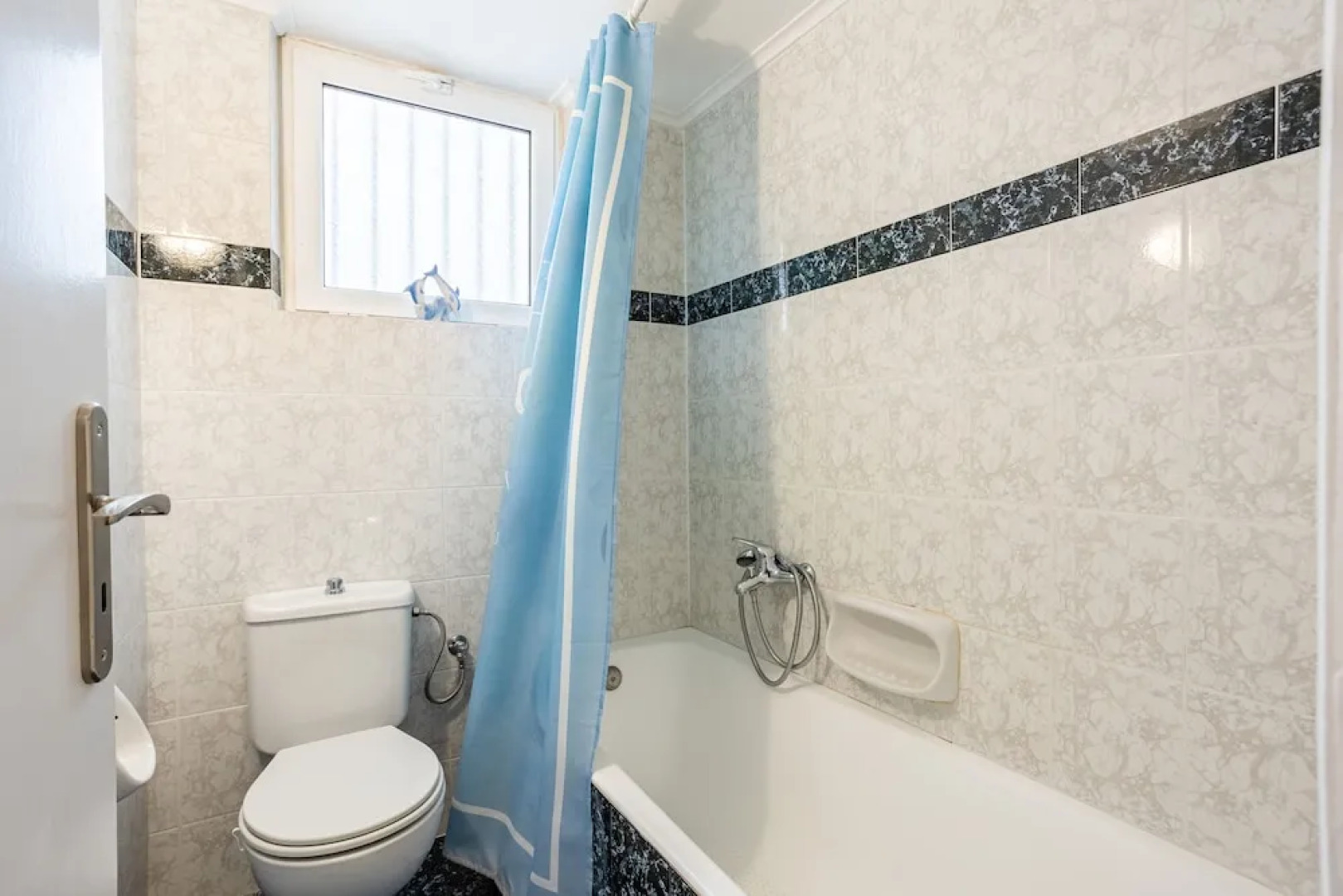 Seaside Family Haven - Avia's Spacious Getaway