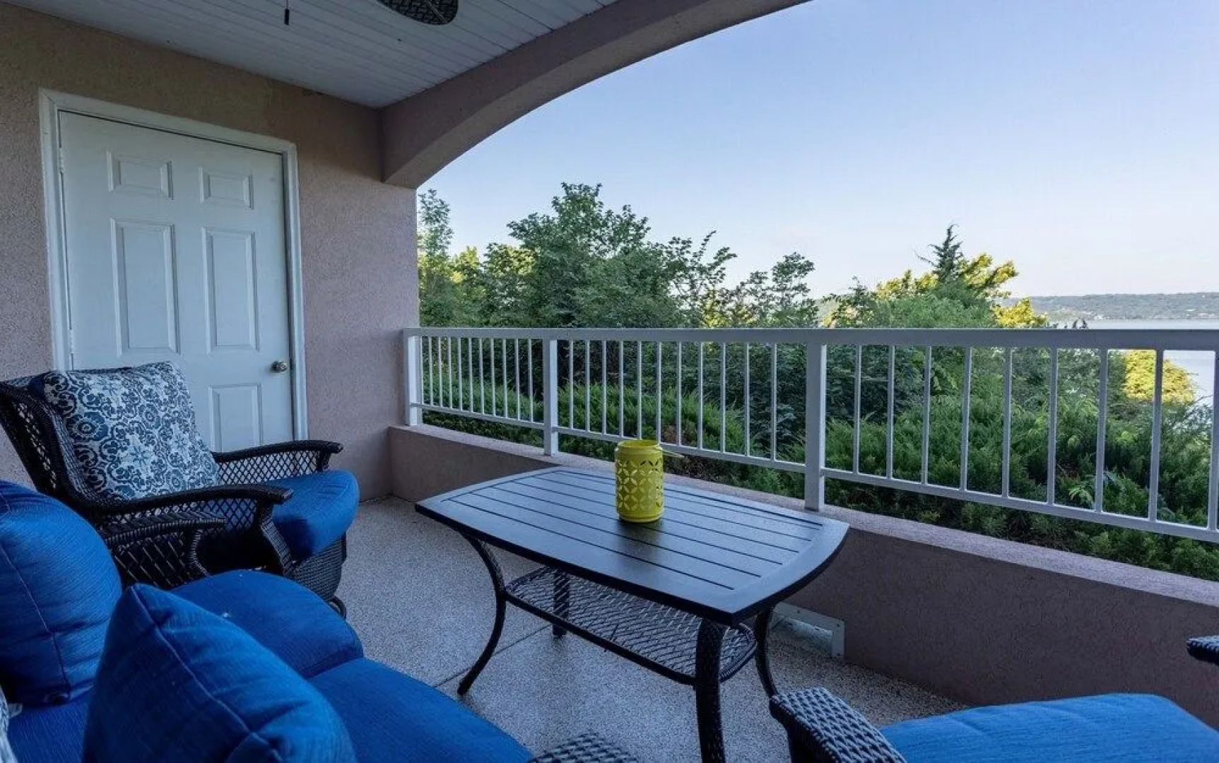 Afternoon Delight 2 Bedroom Condo by Redawning