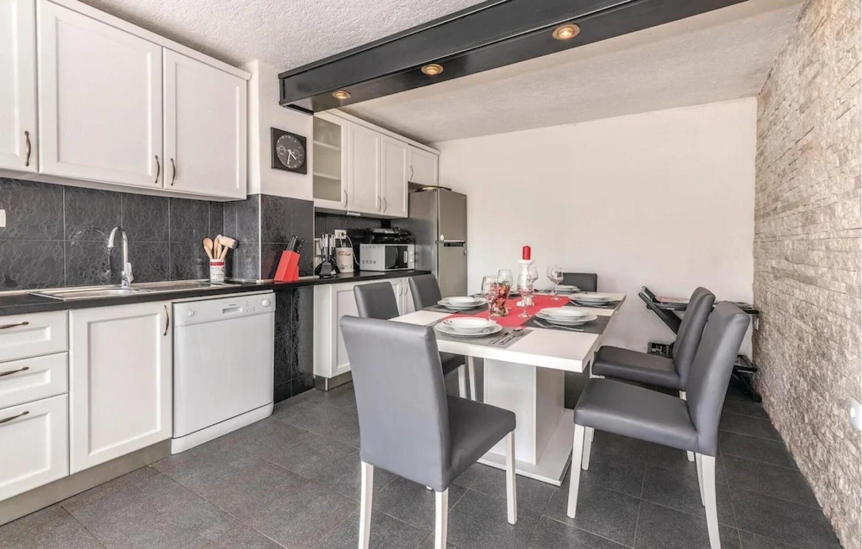 Amazing Home in Klimno With Wifi and 5 Bedrooms