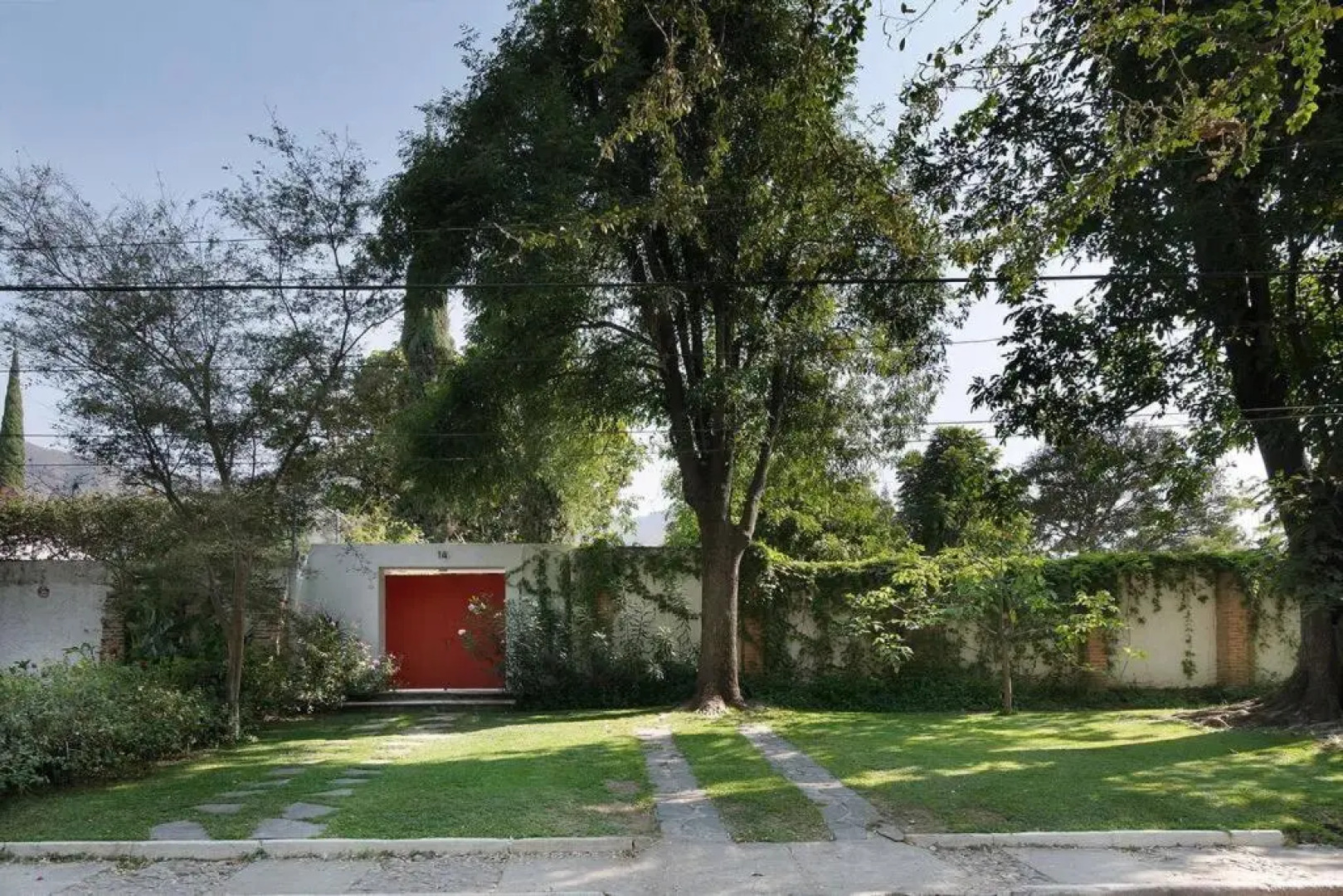 Welcome to Villa Cristy 3-BR 3 5-WC in the La Floresta area