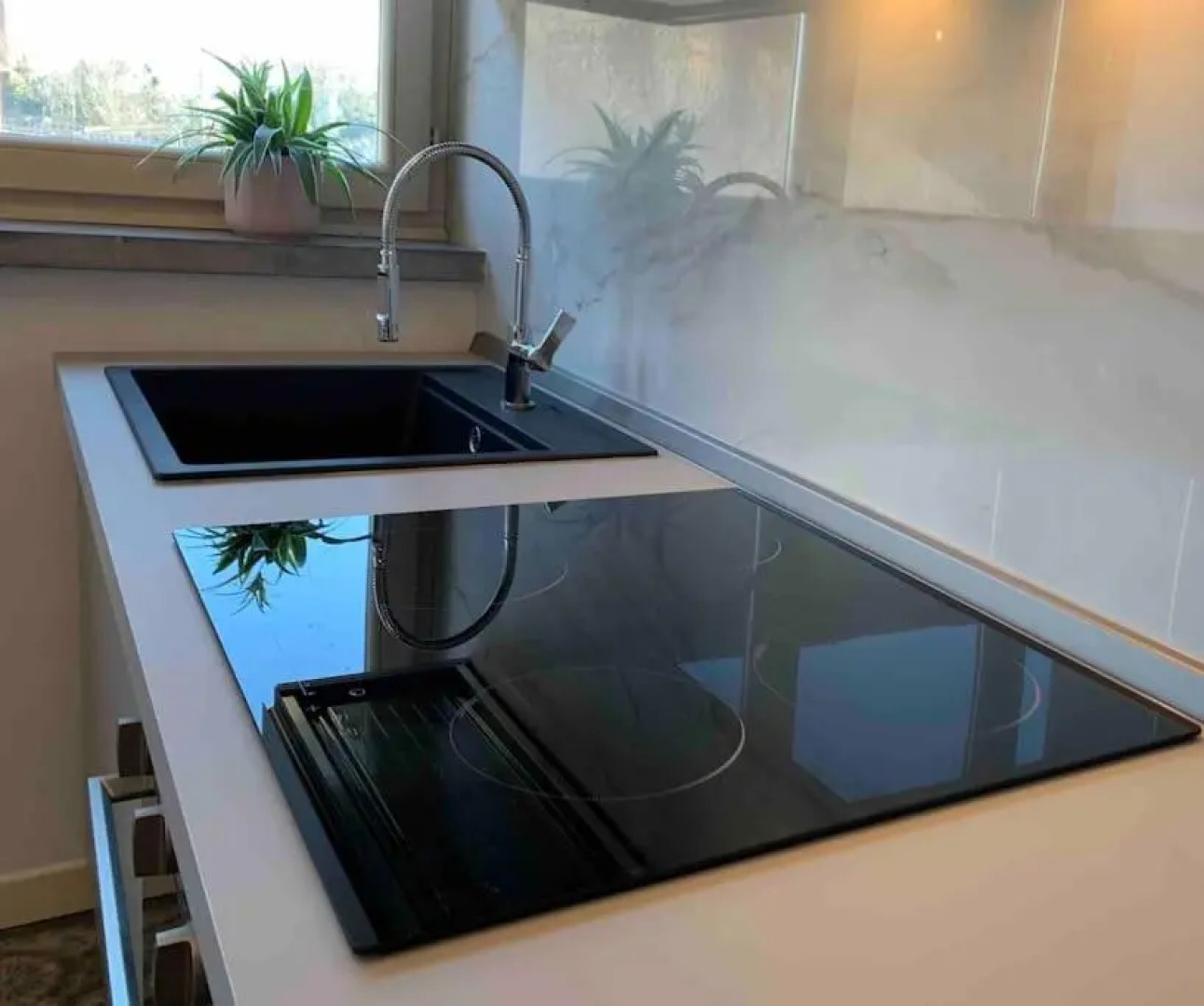 Chic Apartment - River View - Free Parking and WIFI